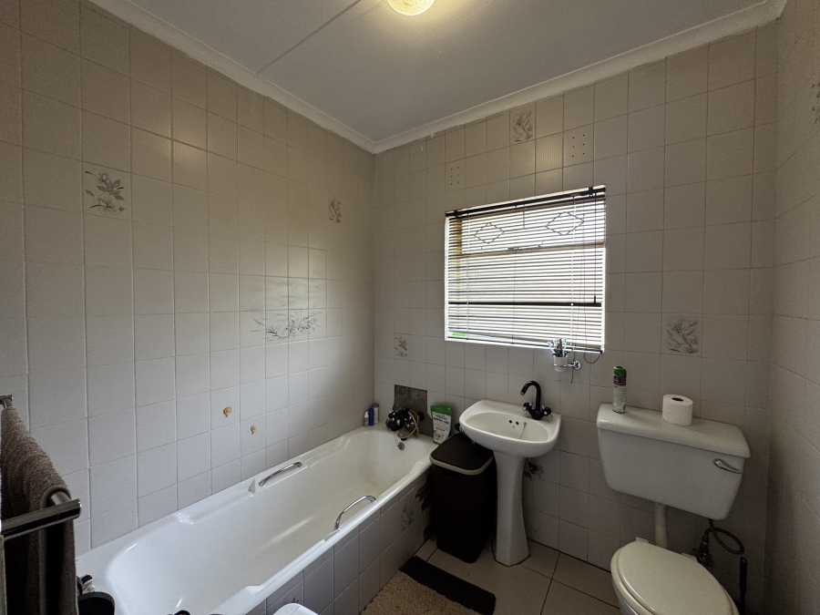 4 Bedroom Property for Sale in Mondeor Gauteng