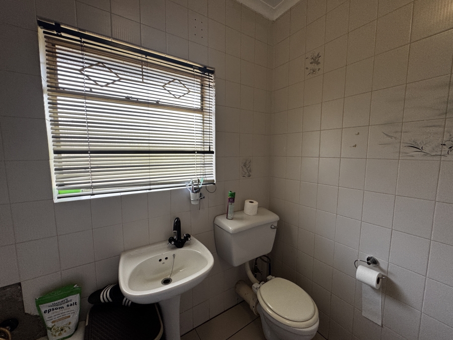 4 Bedroom Property for Sale in Mondeor Gauteng
