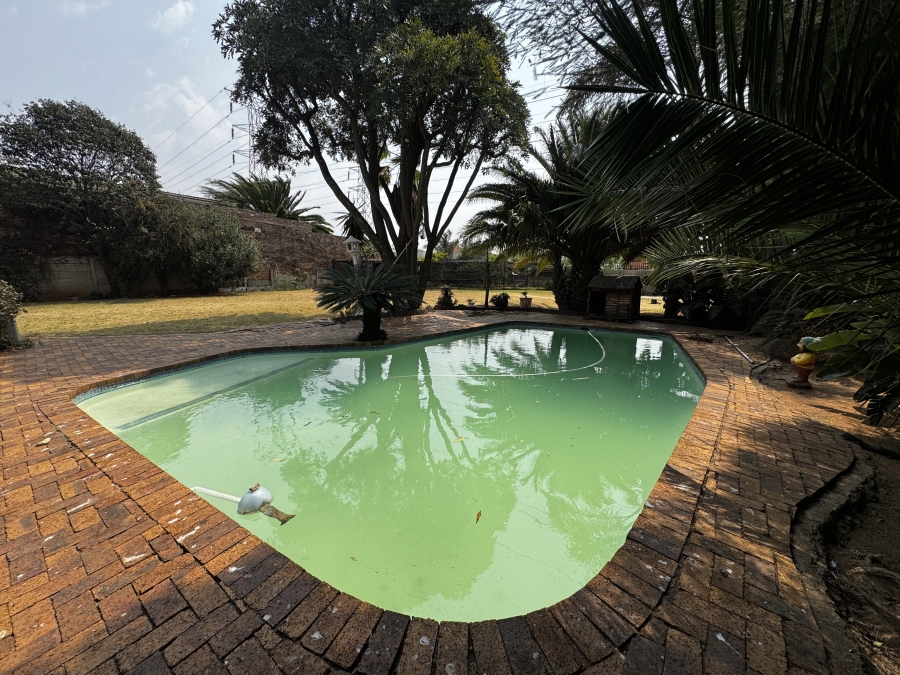 4 Bedroom Property for Sale in Mondeor Gauteng