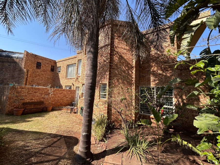 4 Bedroom Property for Sale in Eldoraigne Gauteng