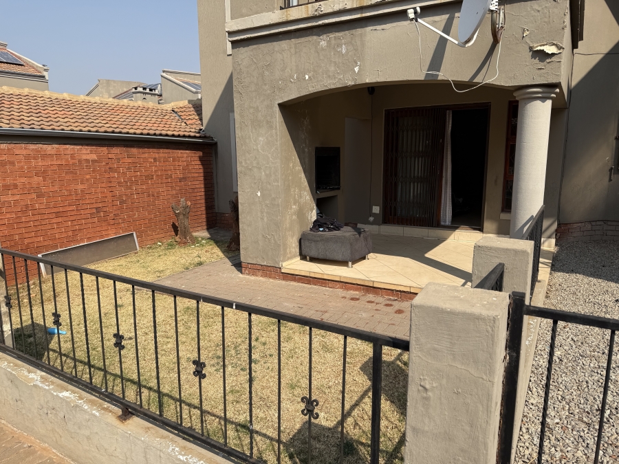2 Bedroom Property for Sale in Little Falls Gauteng