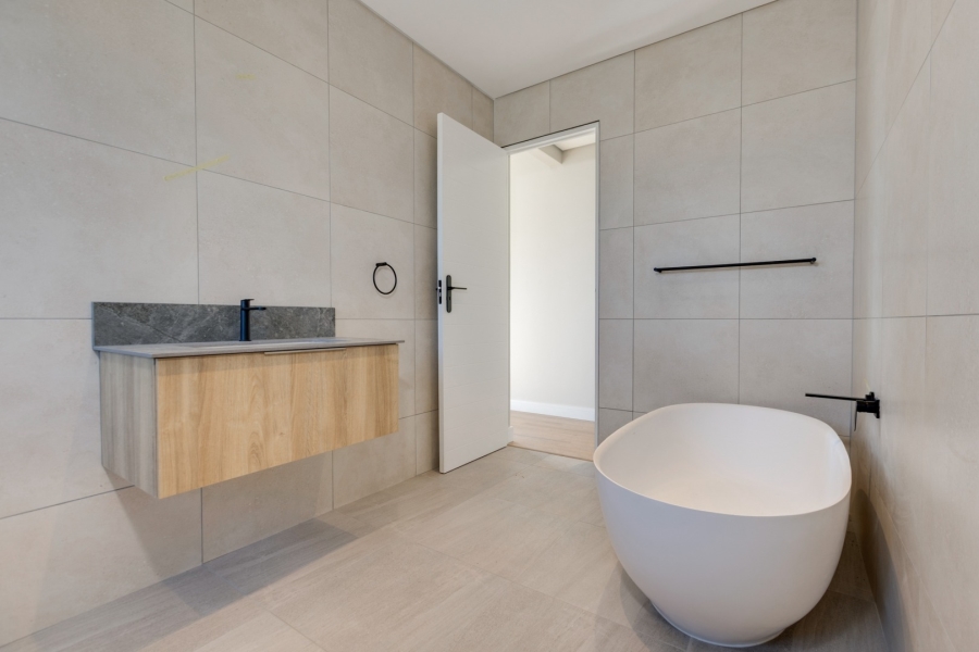 5 Bedroom Property for Sale in Helderfontein Estate Gauteng