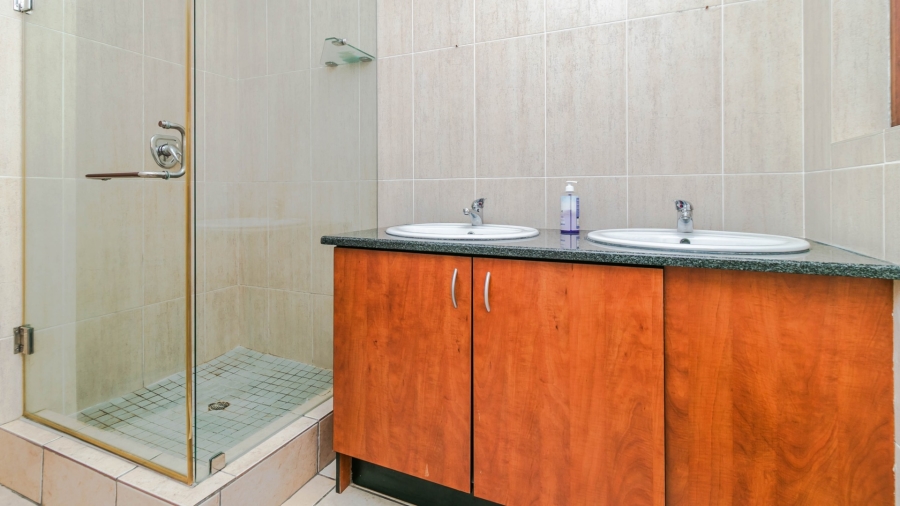To Let 3 Bedroom Property for Rent in Noordwyk Gauteng