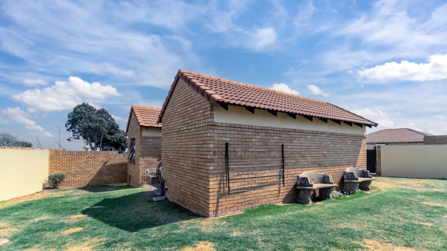 2 Bedroom Property for Sale in Halfway Gardens Gauteng