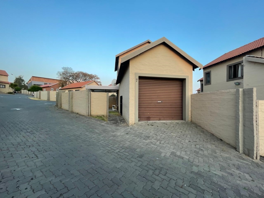 2 Bedroom Property for Sale in Halfway Gardens Gauteng