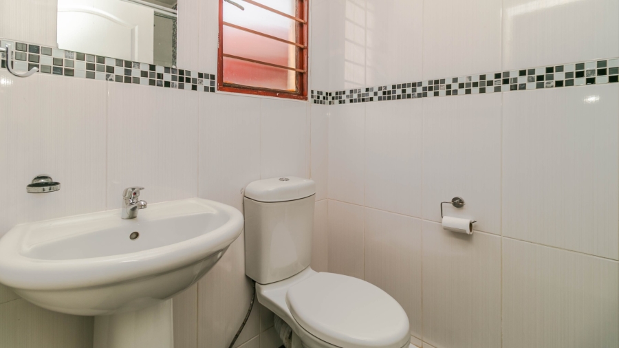 To Let 2 Bedroom Property for Rent in Bromhof Gauteng