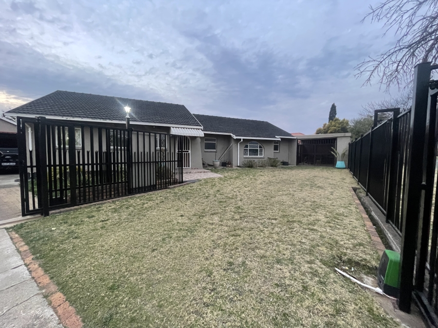 4 Bedroom Property for Sale in Dalpark Gauteng
