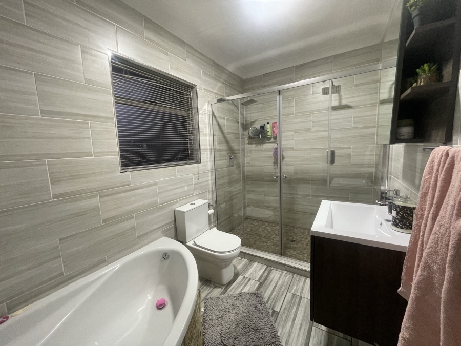 4 Bedroom Property for Sale in Dalpark Gauteng