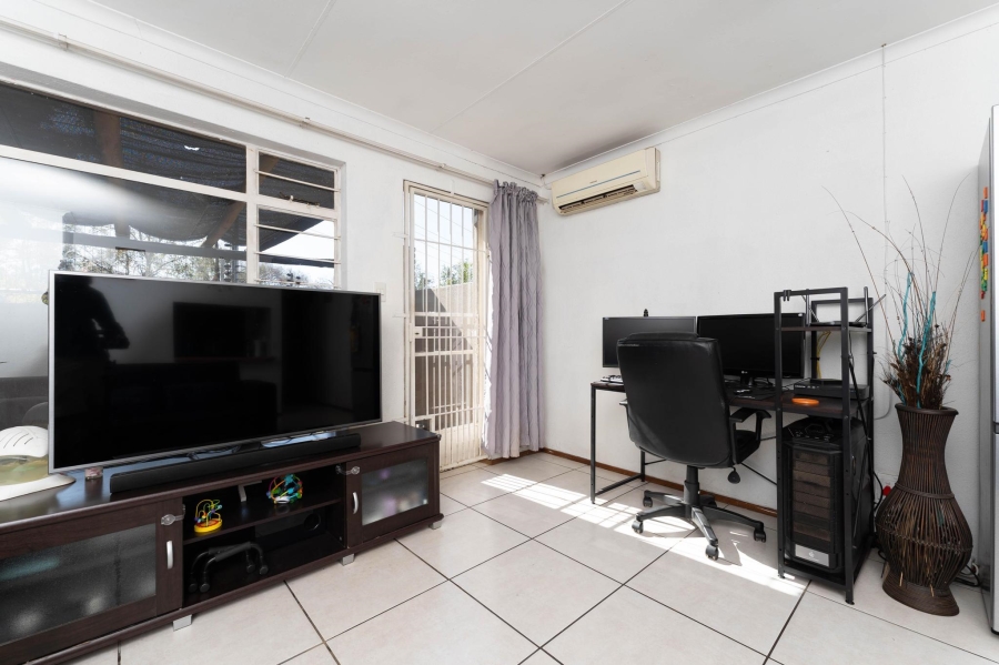 2 Bedroom Property for Sale in Sonneglans Gauteng