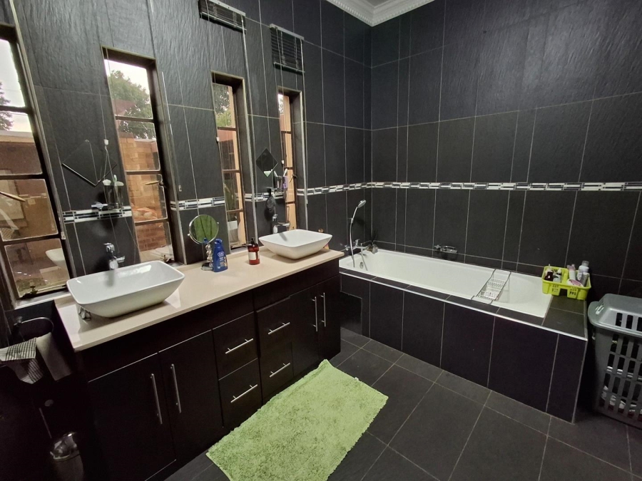 3 Bedroom Property for Sale in Bezuidenhout Valley Gauteng