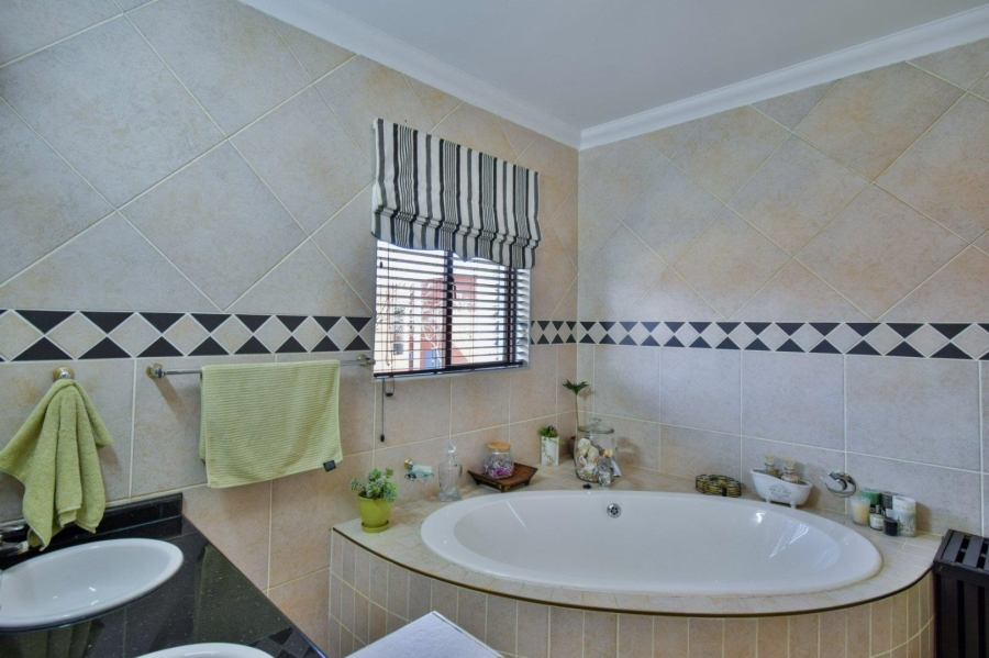 4 Bedroom Property for Sale in Woodhill Estate Gauteng