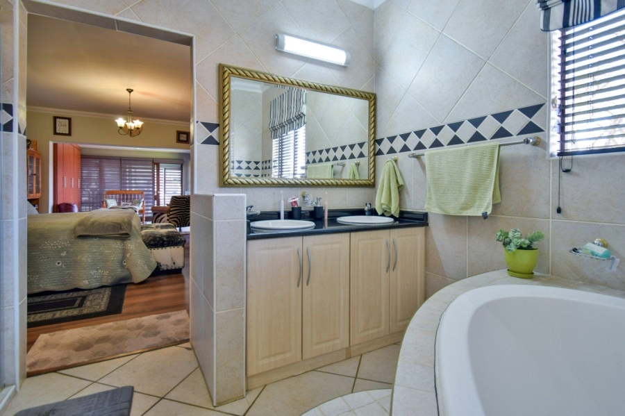 4 Bedroom Property for Sale in Woodhill Estate Gauteng