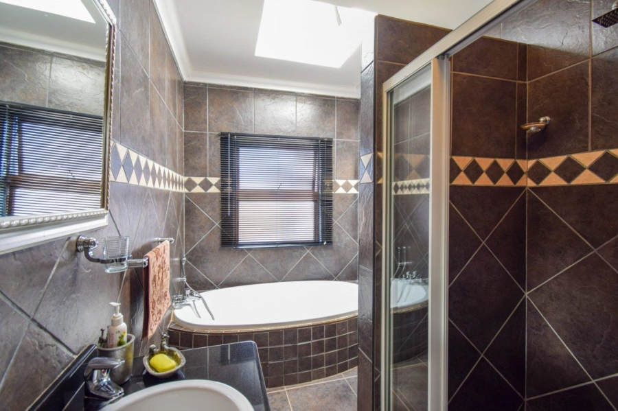 4 Bedroom Property for Sale in Woodhill Estate Gauteng