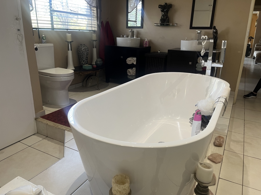 4 Bedroom Property for Sale in Glenvista Gauteng
