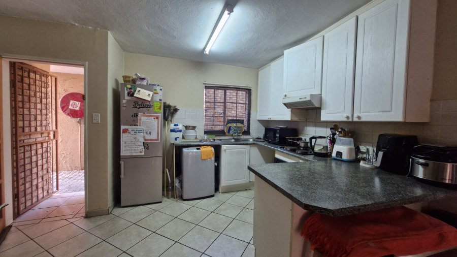 2 Bedroom Property for Sale in Rooihuiskraal North Gauteng