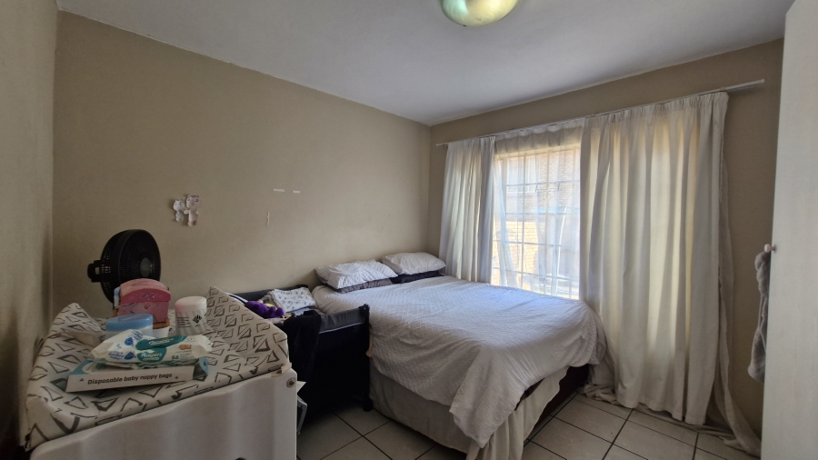 2 Bedroom Property for Sale in Rooihuiskraal North Gauteng
