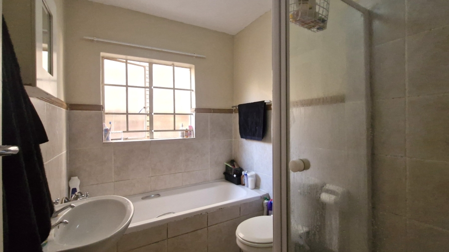 2 Bedroom Property for Sale in Rooihuiskraal North Gauteng