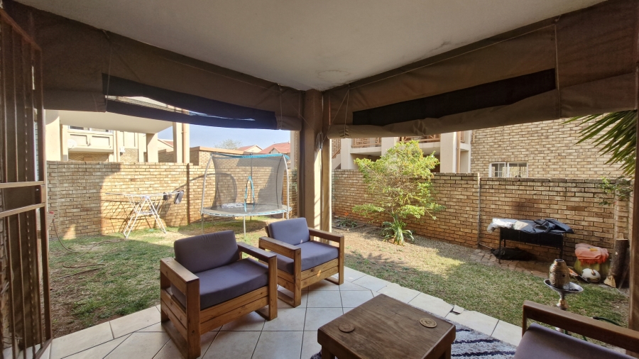 2 Bedroom Property for Sale in Rooihuiskraal North Gauteng