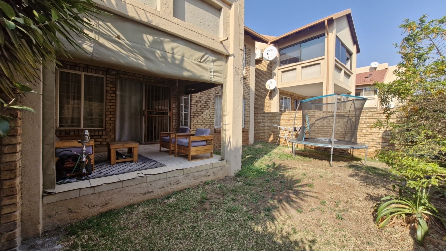 2 Bedroom Property for Sale in Rooihuiskraal North Gauteng