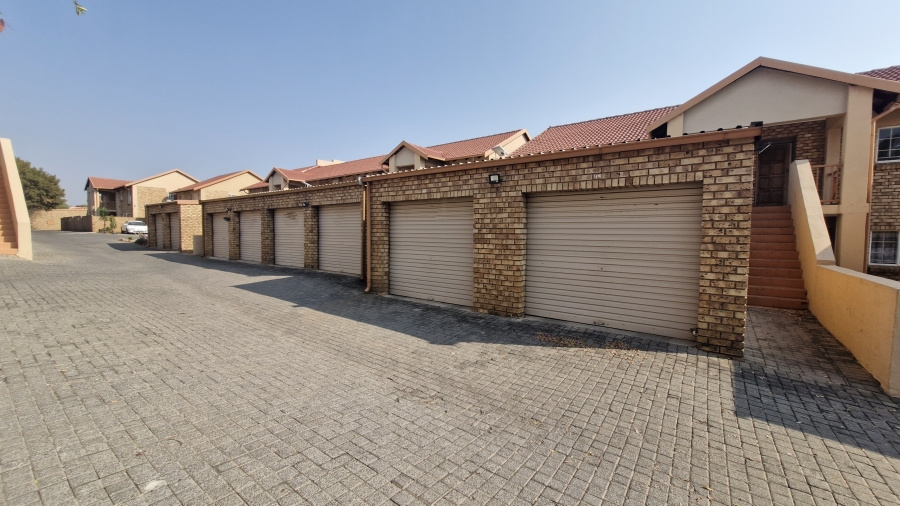 2 Bedroom Property for Sale in Rooihuiskraal North Gauteng