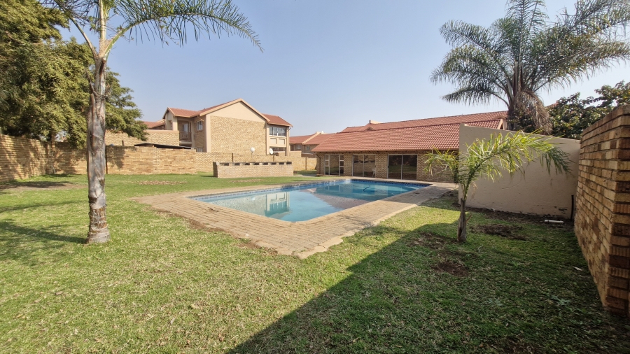 2 Bedroom Property for Sale in Rooihuiskraal North Gauteng