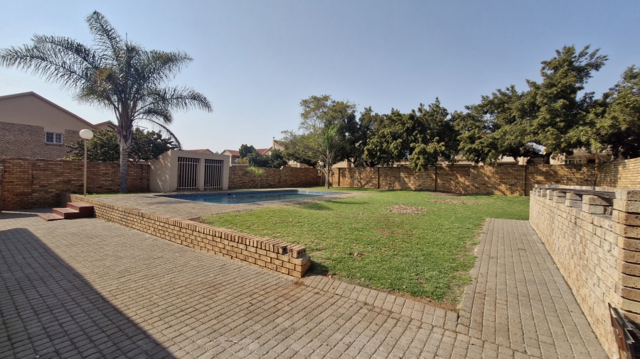 2 Bedroom Property for Sale in Rooihuiskraal North Gauteng