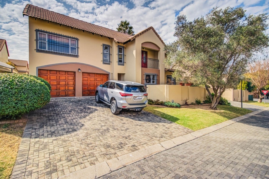 To Let 5 Bedroom Property for Rent in Glen Marais Gauteng