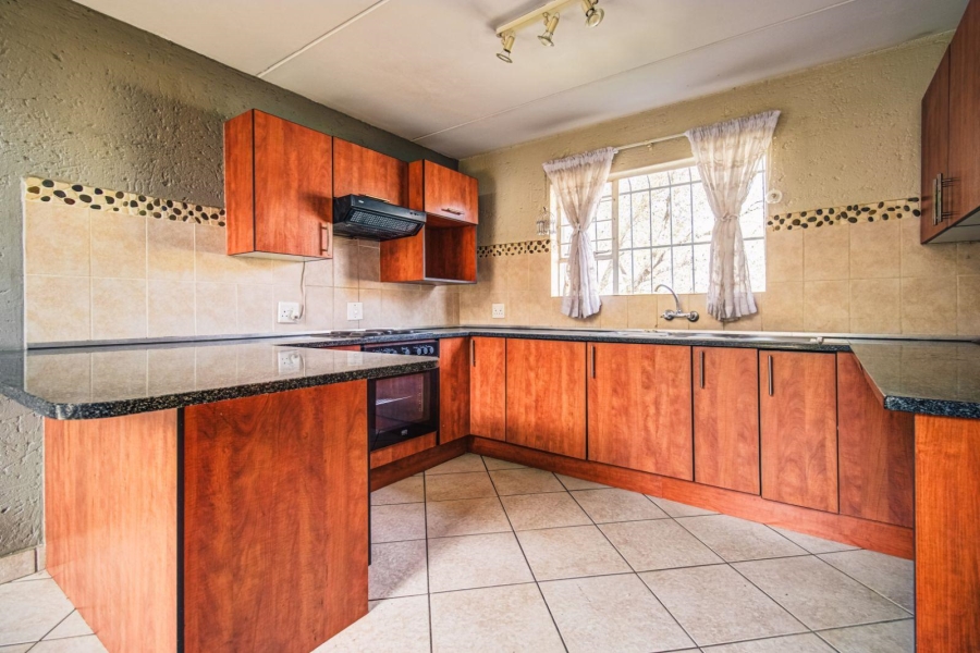 To Let 5 Bedroom Property for Rent in Glen Marais Gauteng