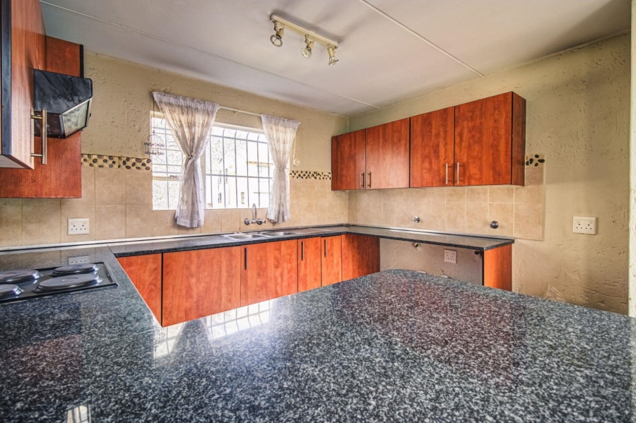 To Let 5 Bedroom Property for Rent in Glen Marais Gauteng