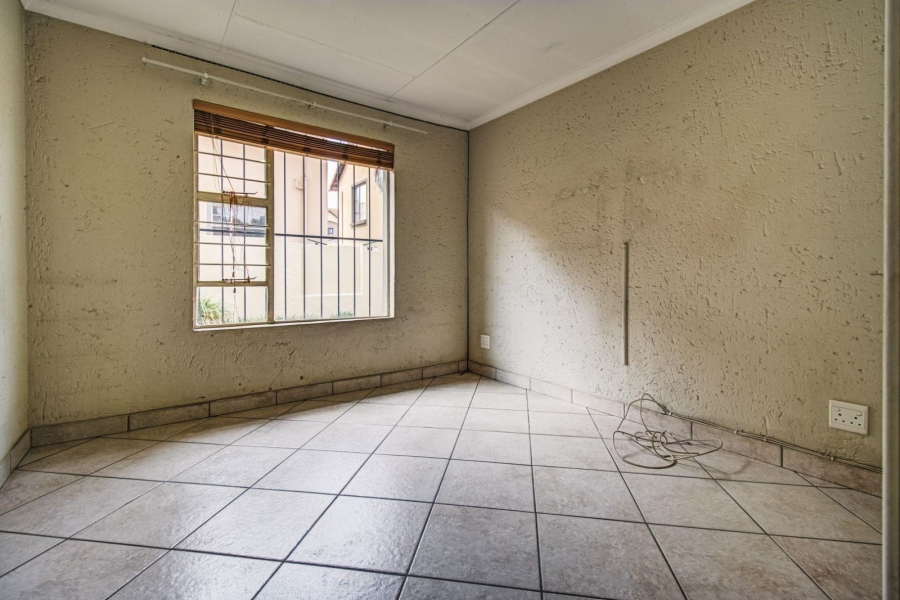 To Let 5 Bedroom Property for Rent in Glen Marais Gauteng