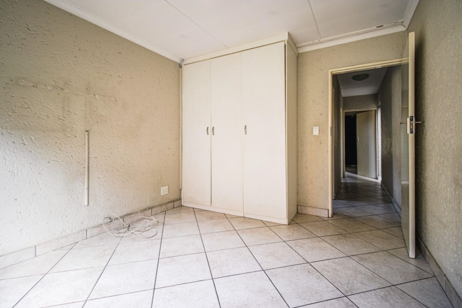 To Let 5 Bedroom Property for Rent in Glen Marais Gauteng