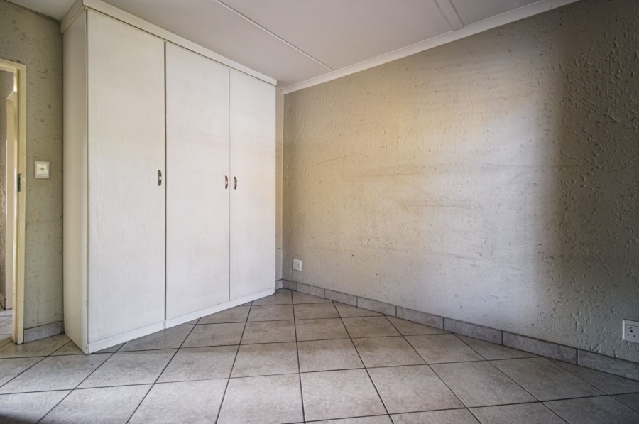 To Let 5 Bedroom Property for Rent in Glen Marais Gauteng