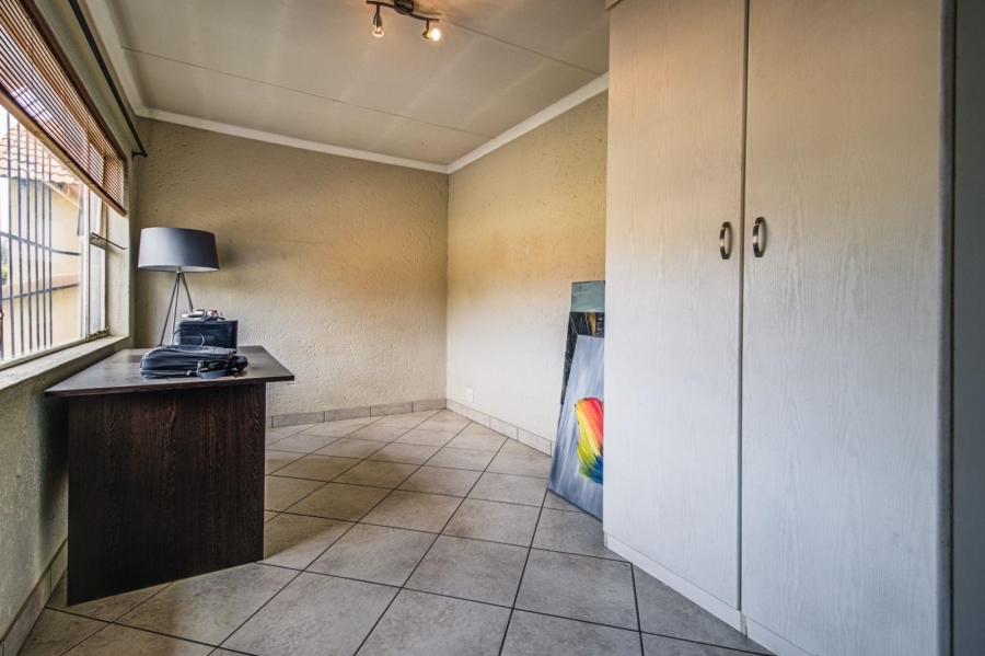 To Let 5 Bedroom Property for Rent in Glen Marais Gauteng