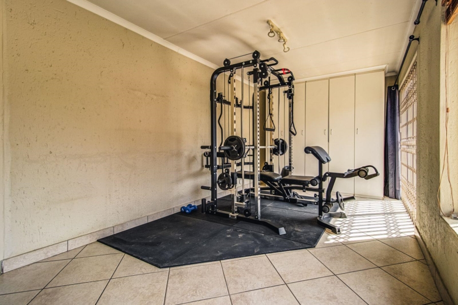 To Let 5 Bedroom Property for Rent in Glen Marais Gauteng