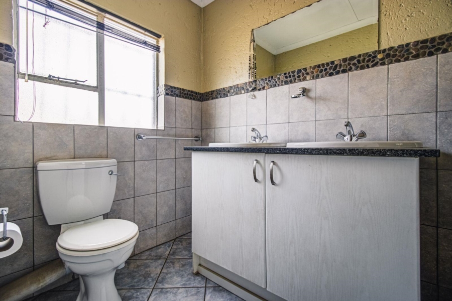 To Let 5 Bedroom Property for Rent in Glen Marais Gauteng