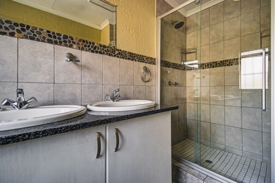 To Let 5 Bedroom Property for Rent in Glen Marais Gauteng