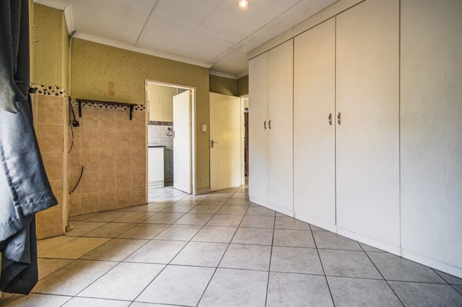 To Let 5 Bedroom Property for Rent in Glen Marais Gauteng