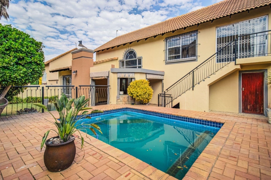 To Let 5 Bedroom Property for Rent in Glen Marais Gauteng