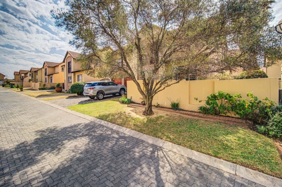 To Let 5 Bedroom Property for Rent in Glen Marais Gauteng