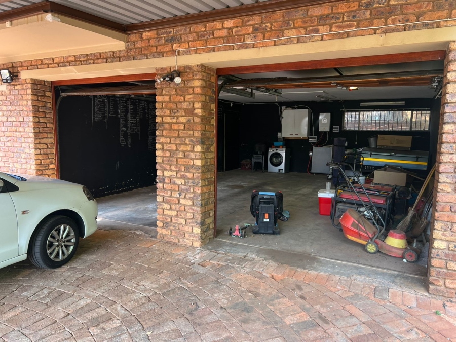 3 Bedroom Property for Sale in Garsfontein Gauteng