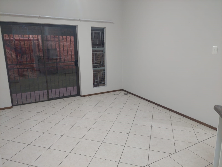 2 Bedroom Property for Sale in Roodekrans Gauteng
