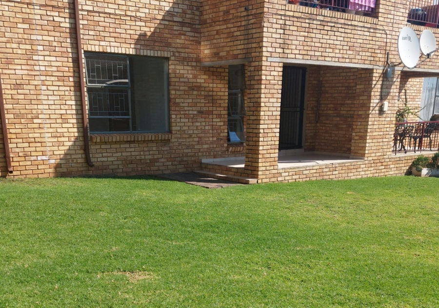 2 Bedroom Property for Sale in Roodekrans Gauteng