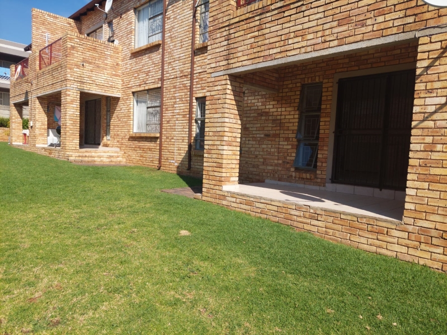2 Bedroom Property for Sale in Roodekrans Gauteng