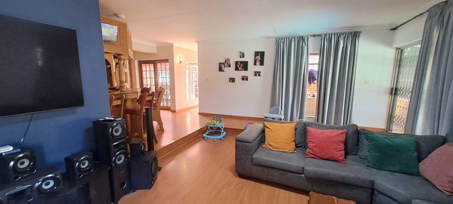 5 Bedroom Property for Sale in Three Rivers Proper Gauteng