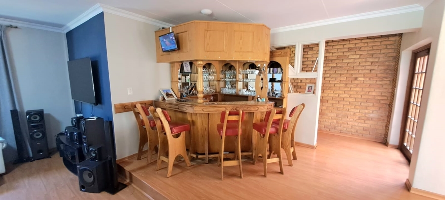 5 Bedroom Property for Sale in Three Rivers Proper Gauteng