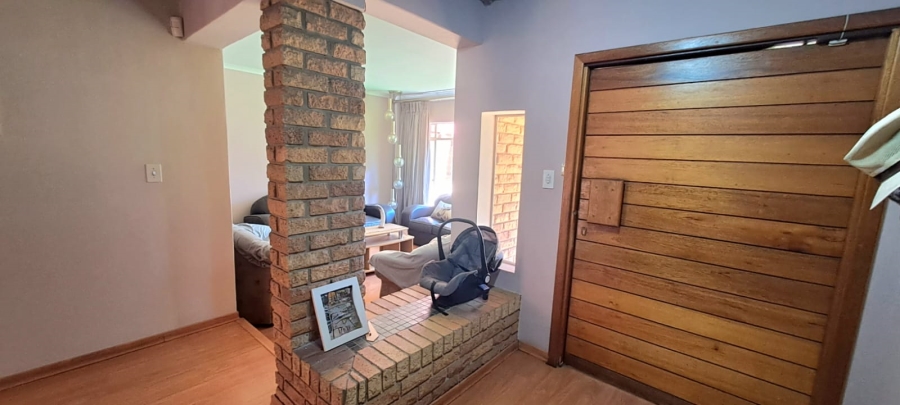 5 Bedroom Property for Sale in Three Rivers Proper Gauteng