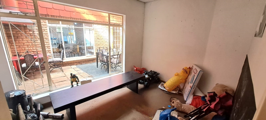 5 Bedroom Property for Sale in Three Rivers Proper Gauteng