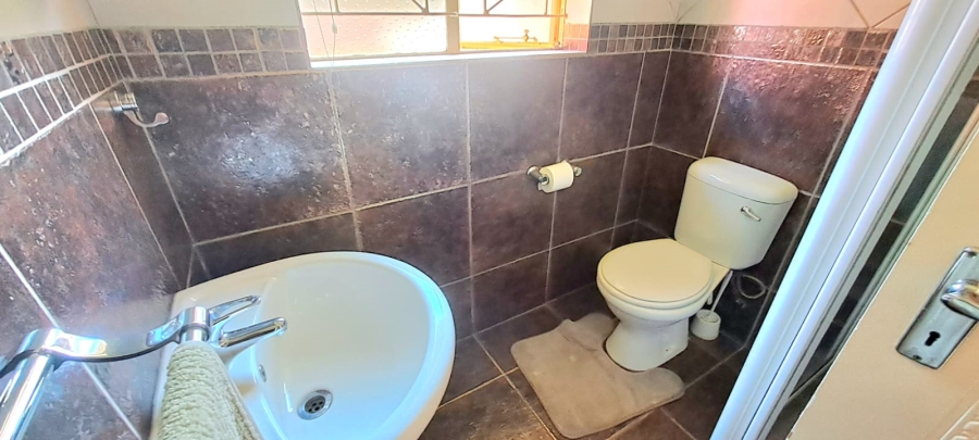 5 Bedroom Property for Sale in Three Rivers Proper Gauteng