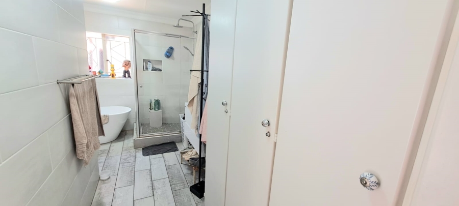 5 Bedroom Property for Sale in Three Rivers Proper Gauteng