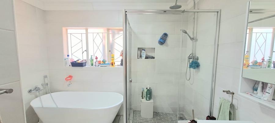 5 Bedroom Property for Sale in Three Rivers Proper Gauteng